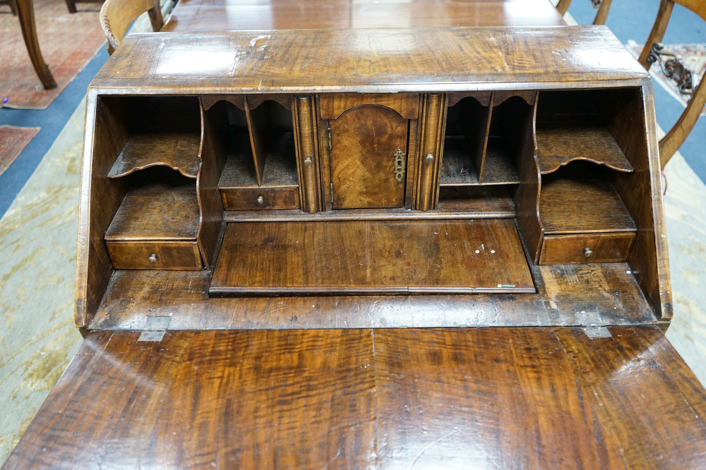 A George I feather banded walnut bureau with well interior, width 83cm, depth 48cm, height 98cm